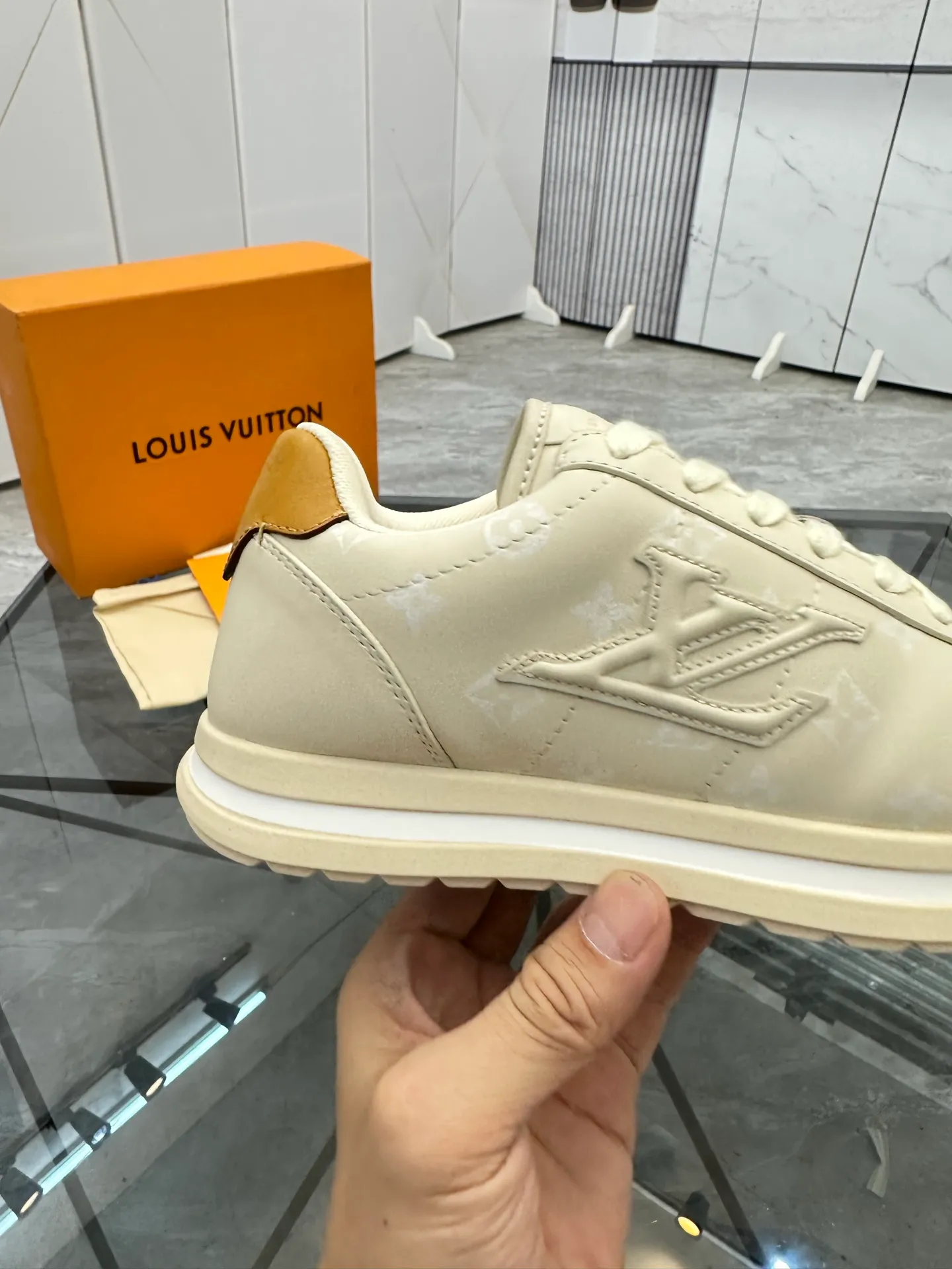 Men's shoes: 💰P700¥ Top quality Product trademark: LV* "Louis Vuitton*" low-top casual shoes Regular size: 35-45 (can be customized to 46) Couple style Product materials: Imported cowhide upper, breathable lining, original outsole. Number: two